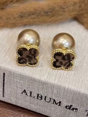 Kohl's Gold Tone Earrings with Brown Leopard Clover and Pearl Back